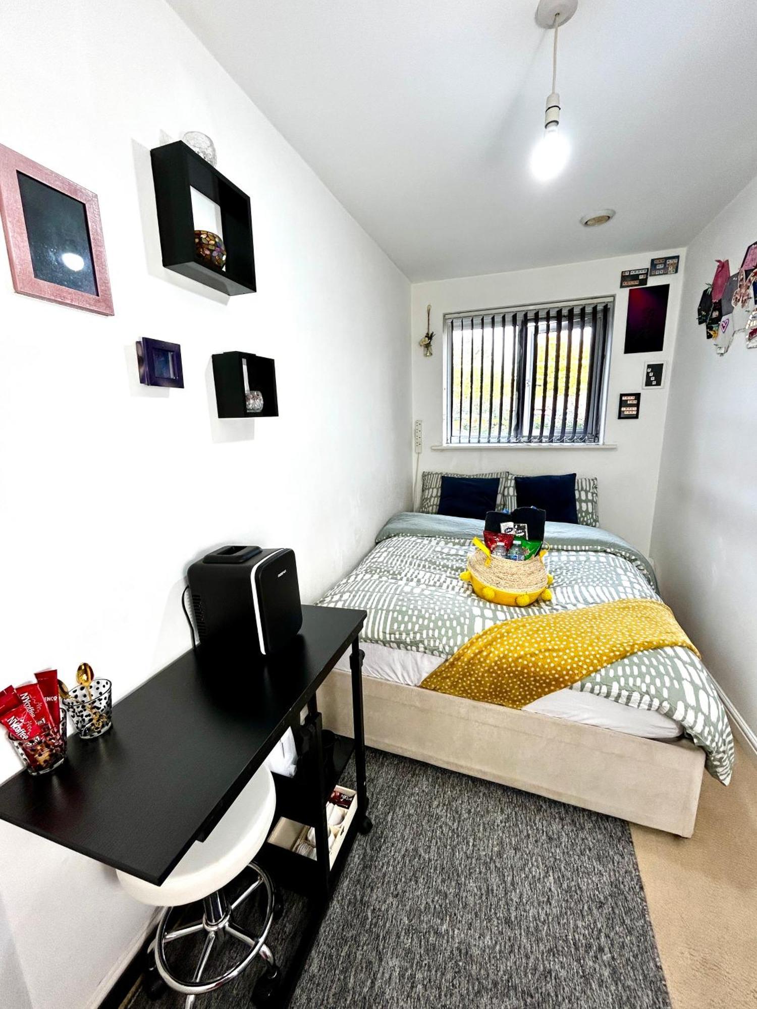Cozy Private With Private Bathroom & Free Parking In Salford! *