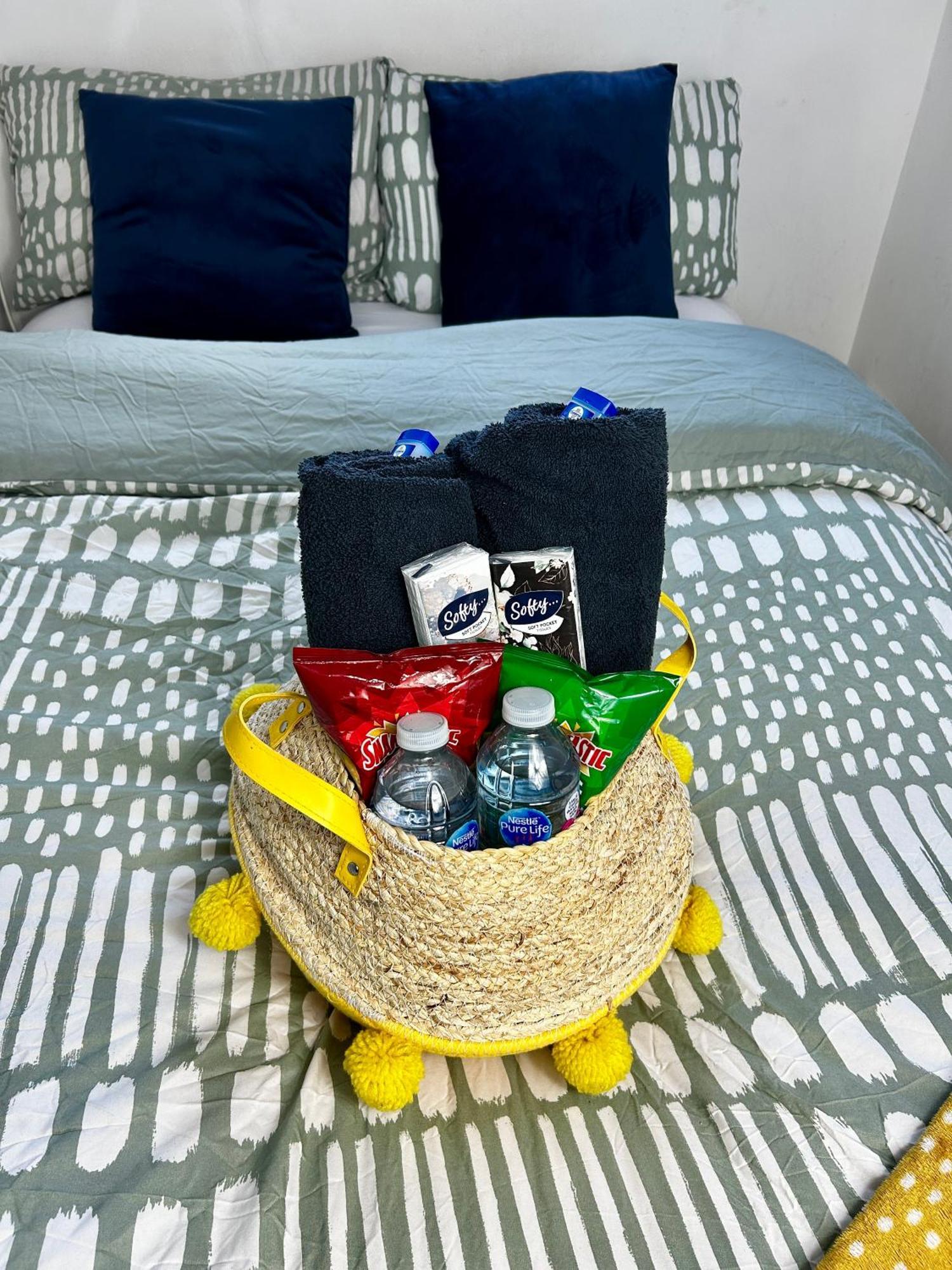 Cozy Private With Private Bathroom & Free Parking In Salford!