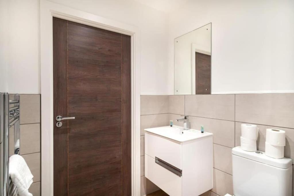 Snug 1br Apt, 4ktv-free Parking