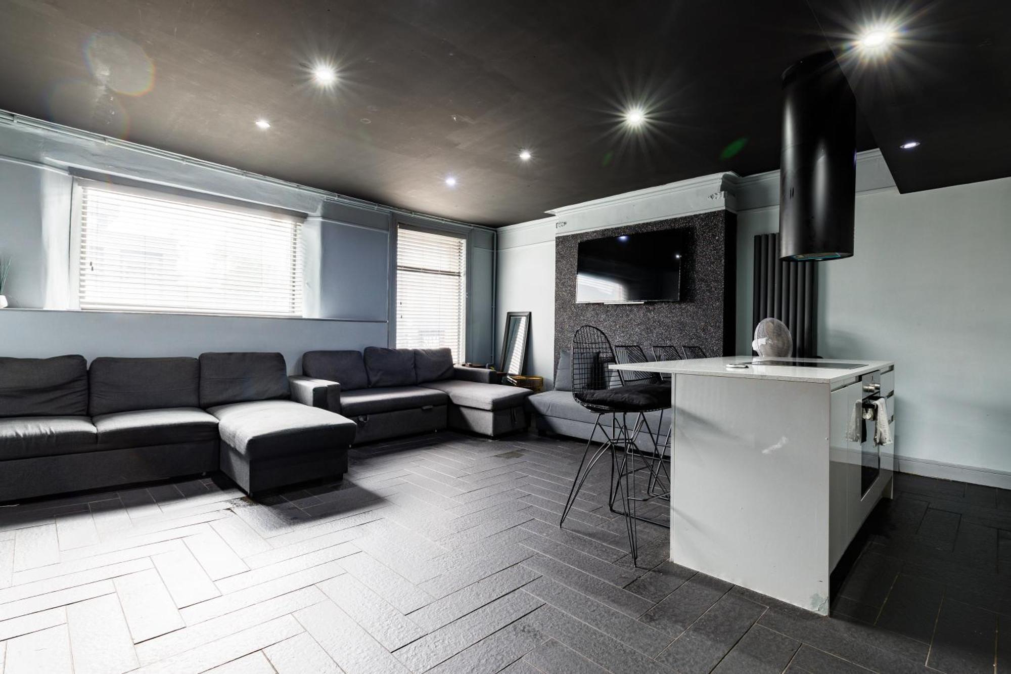 Swan Street Sleeps 23 *