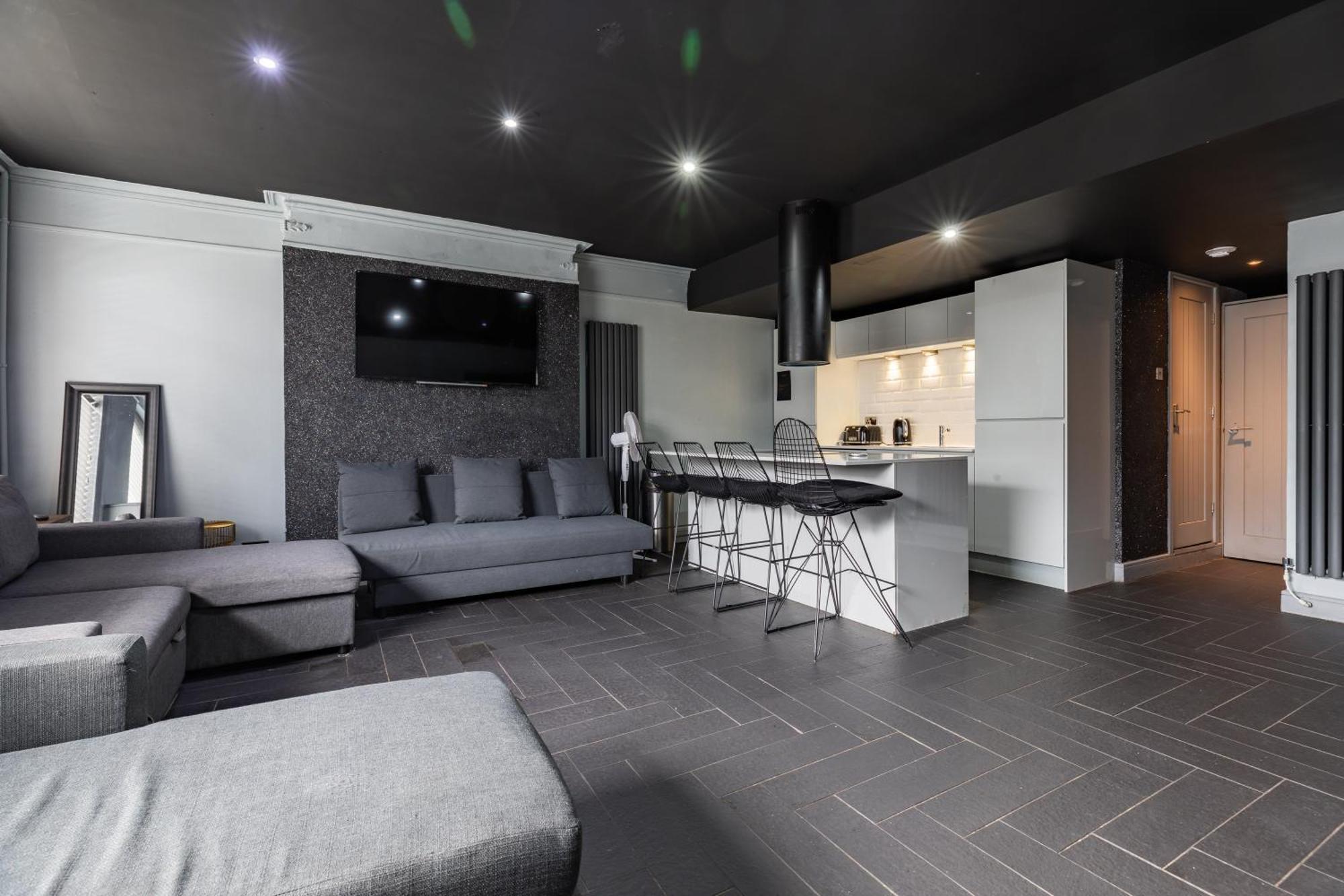 Swan Street Sleeps 23 Apartment