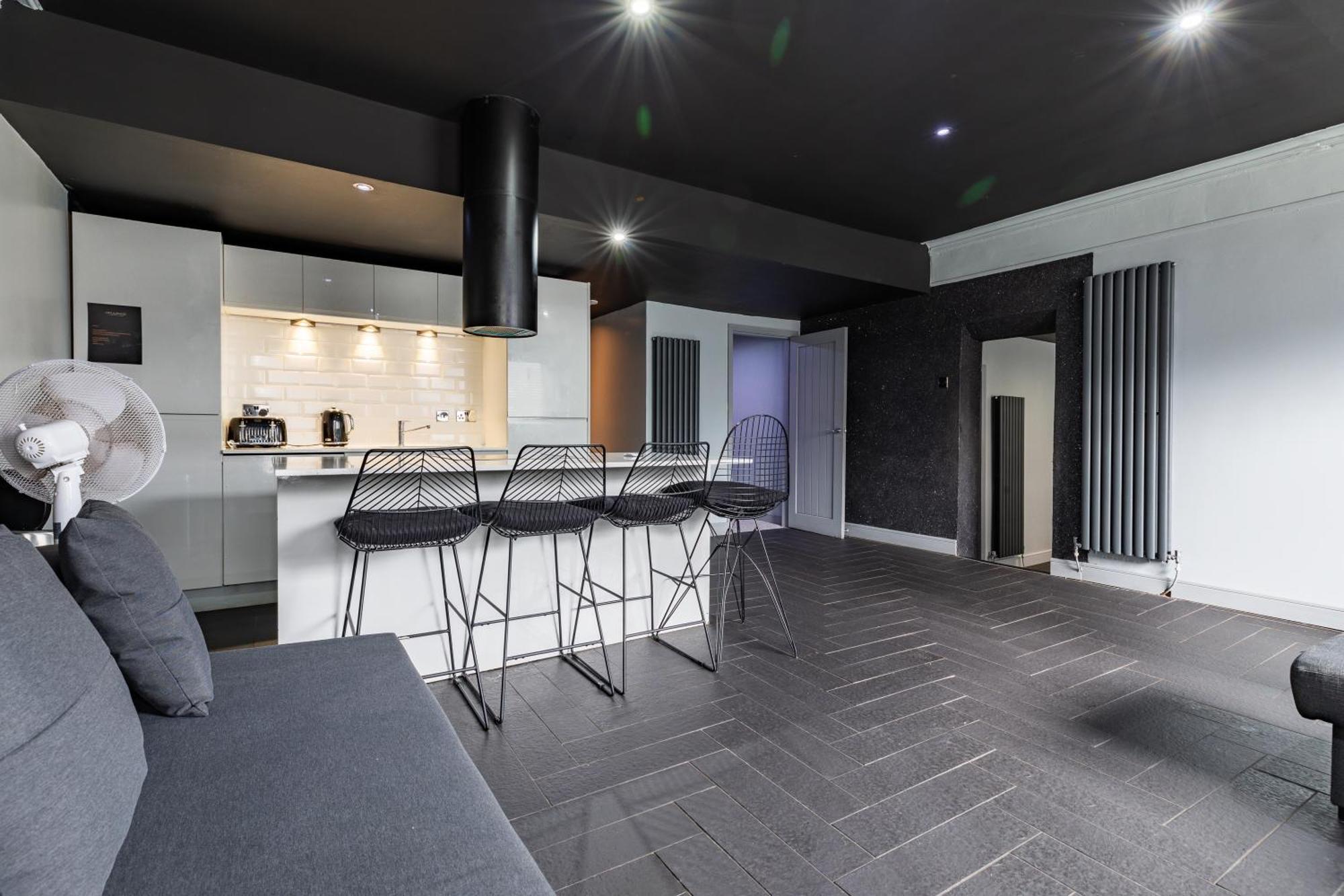 Swan Street Sleeps 23 *
