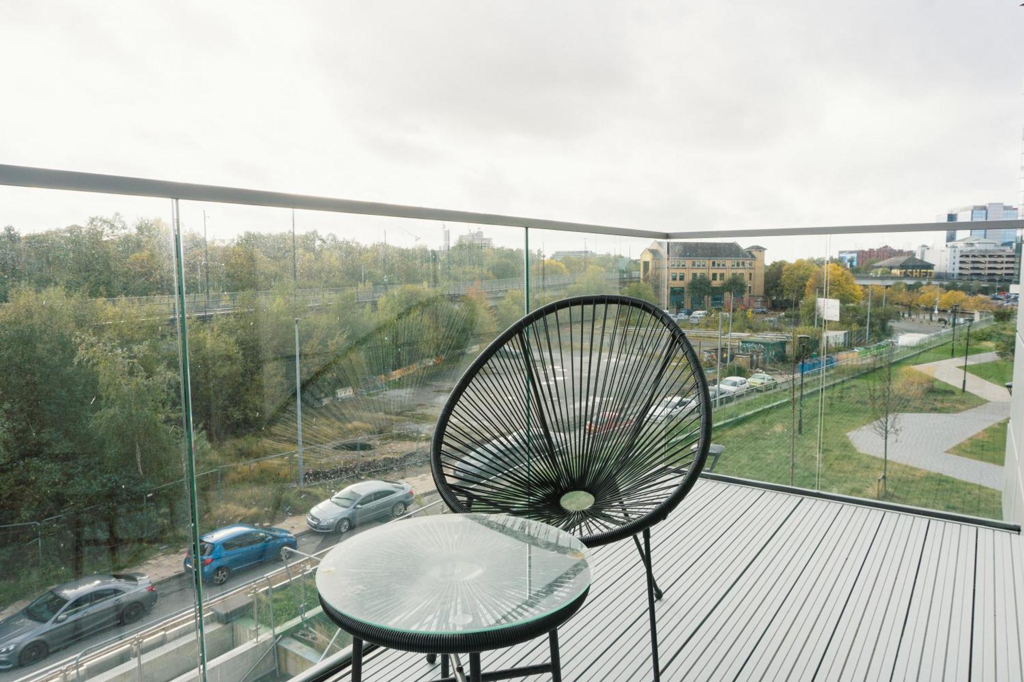 Manchester's Luxurious 2-bed Haven With Balcony - Canal Views & Proximity To United Apartment