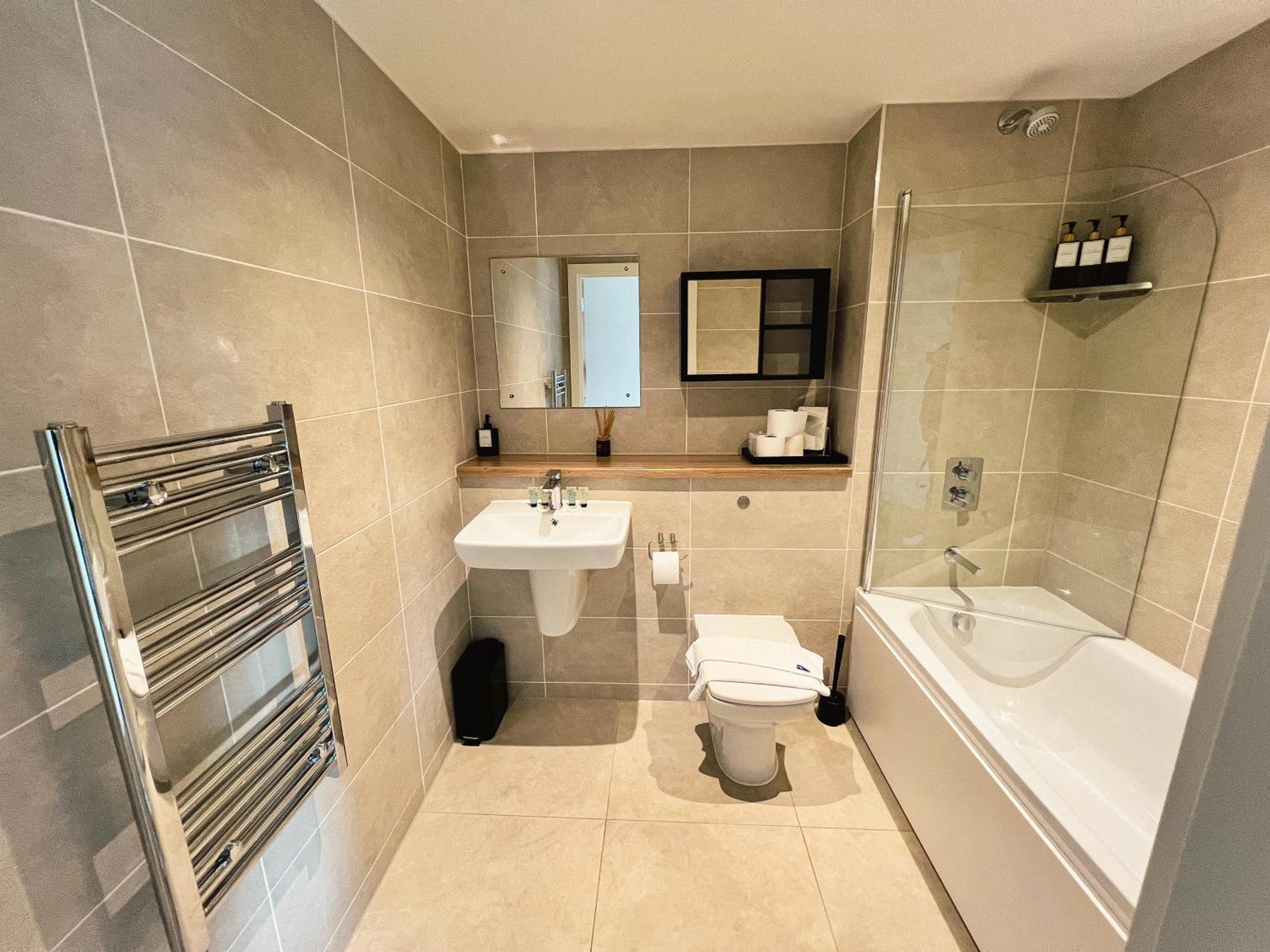 Apartment Manchester's Luxurious 2-bed Haven With Balcony - Canal Views & Proximity To United *