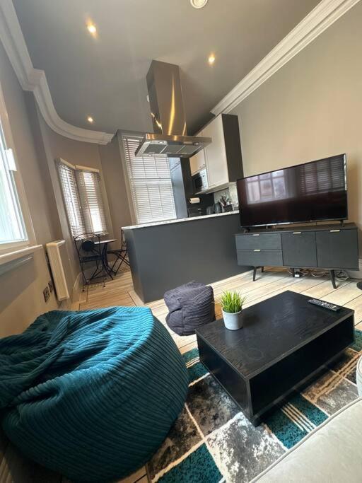 Stunning 2-bedroom In Centre Apartment *