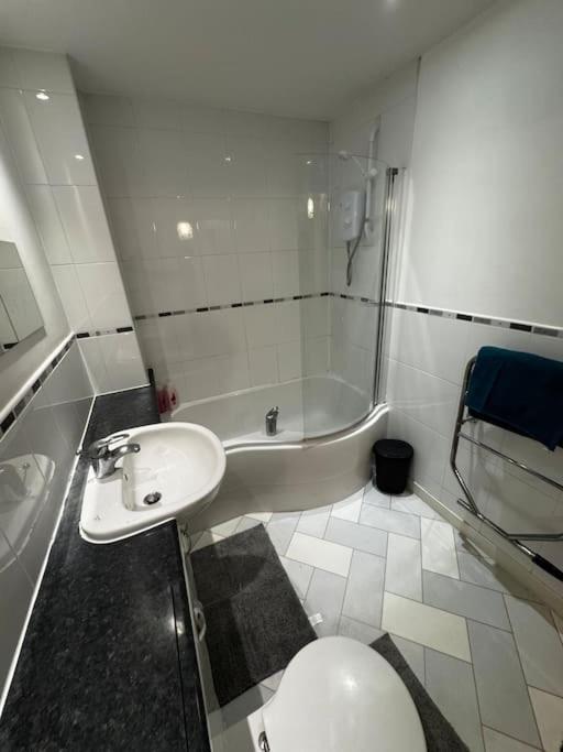 Apartment Luxury 2br Flat Near Town *