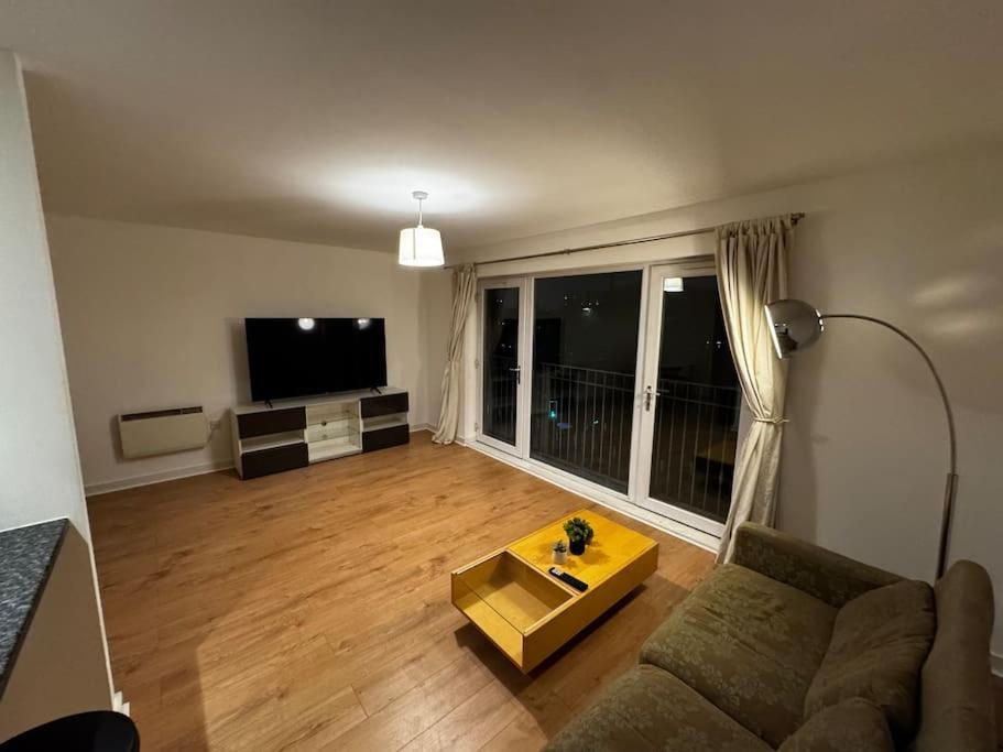 Luxury 2br Flat Near Town Apartment