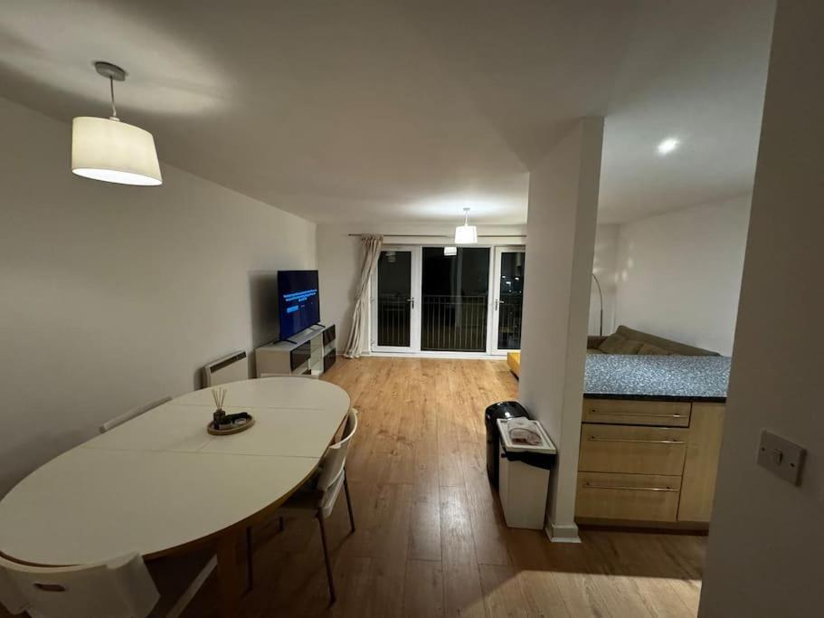 Luxury 2br Flat Near Town Apartment