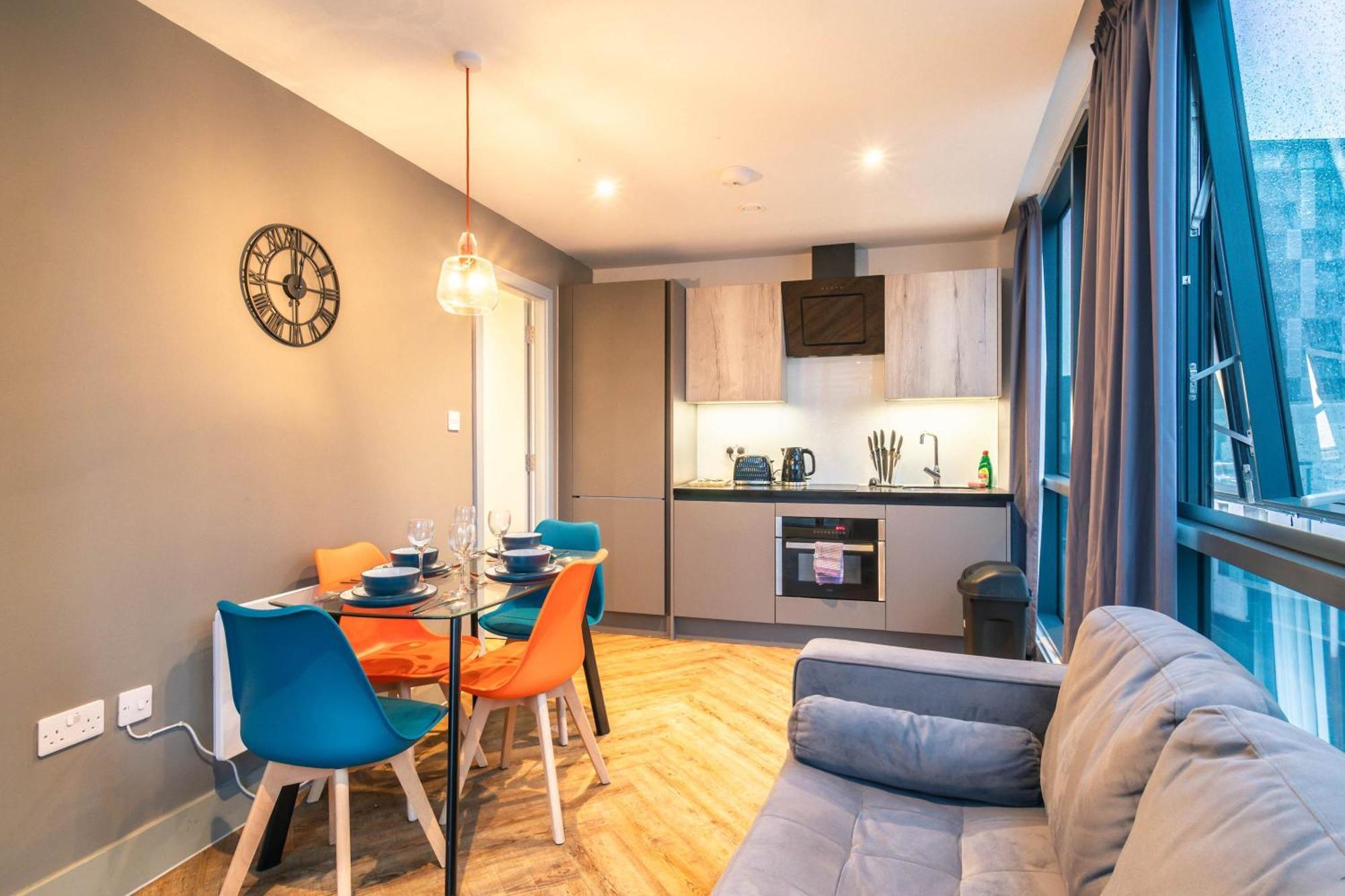 Fabulous 2 Bedroom In Centre Apartment *
