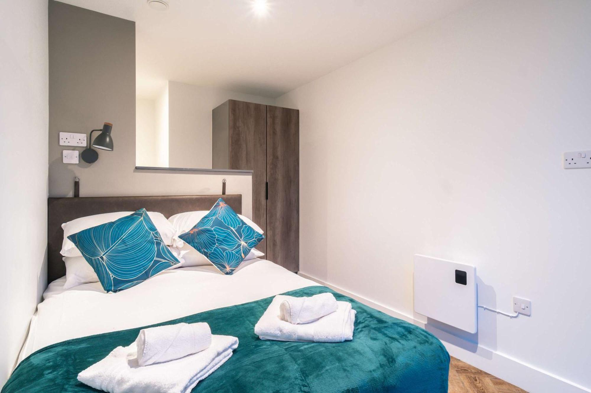 Stunning 2 Bedroom In Centre Apartment *