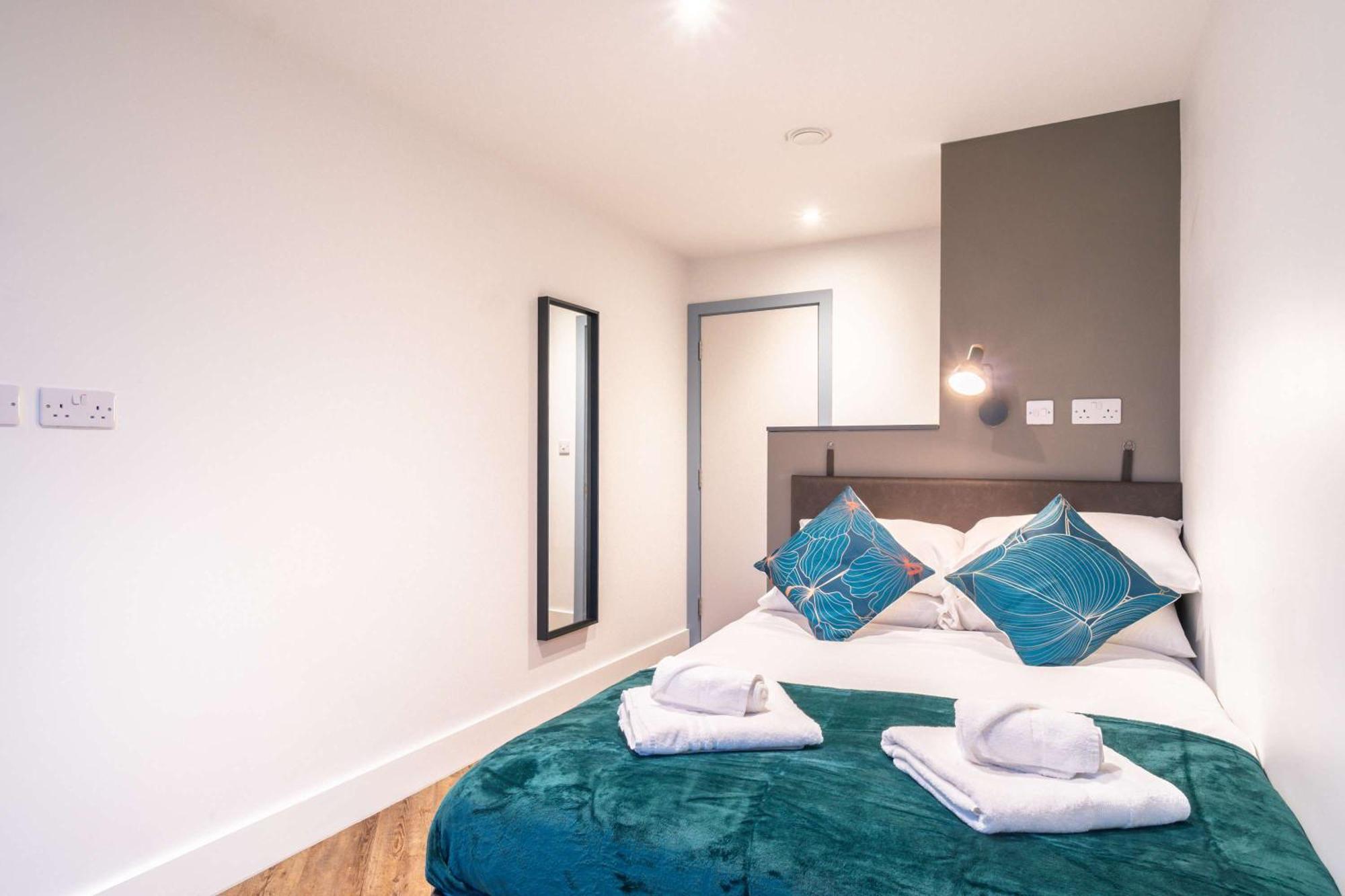 Stunning 2 Bedroom In Centre Apartment *