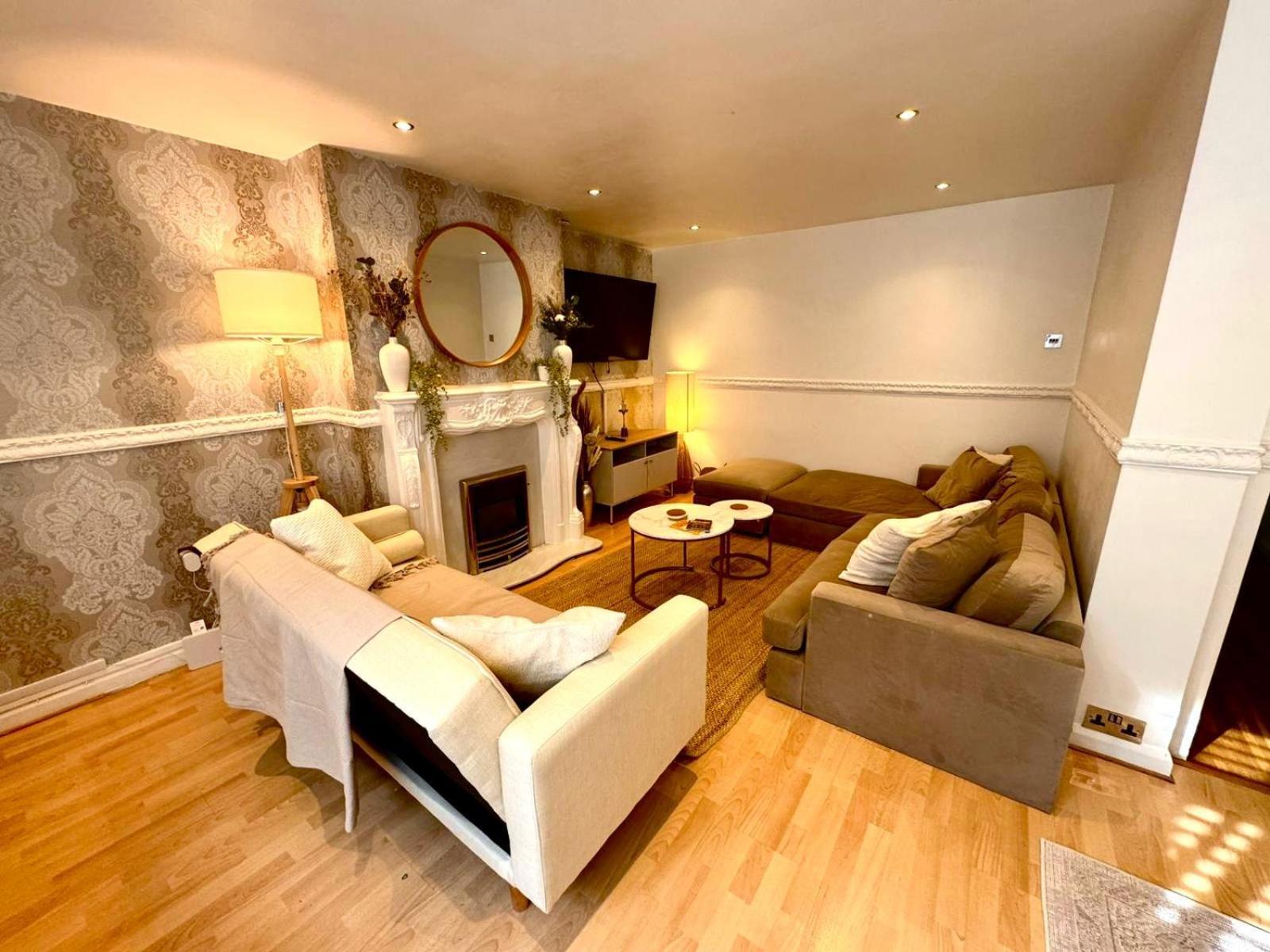 Three Bedroom House In Manchester