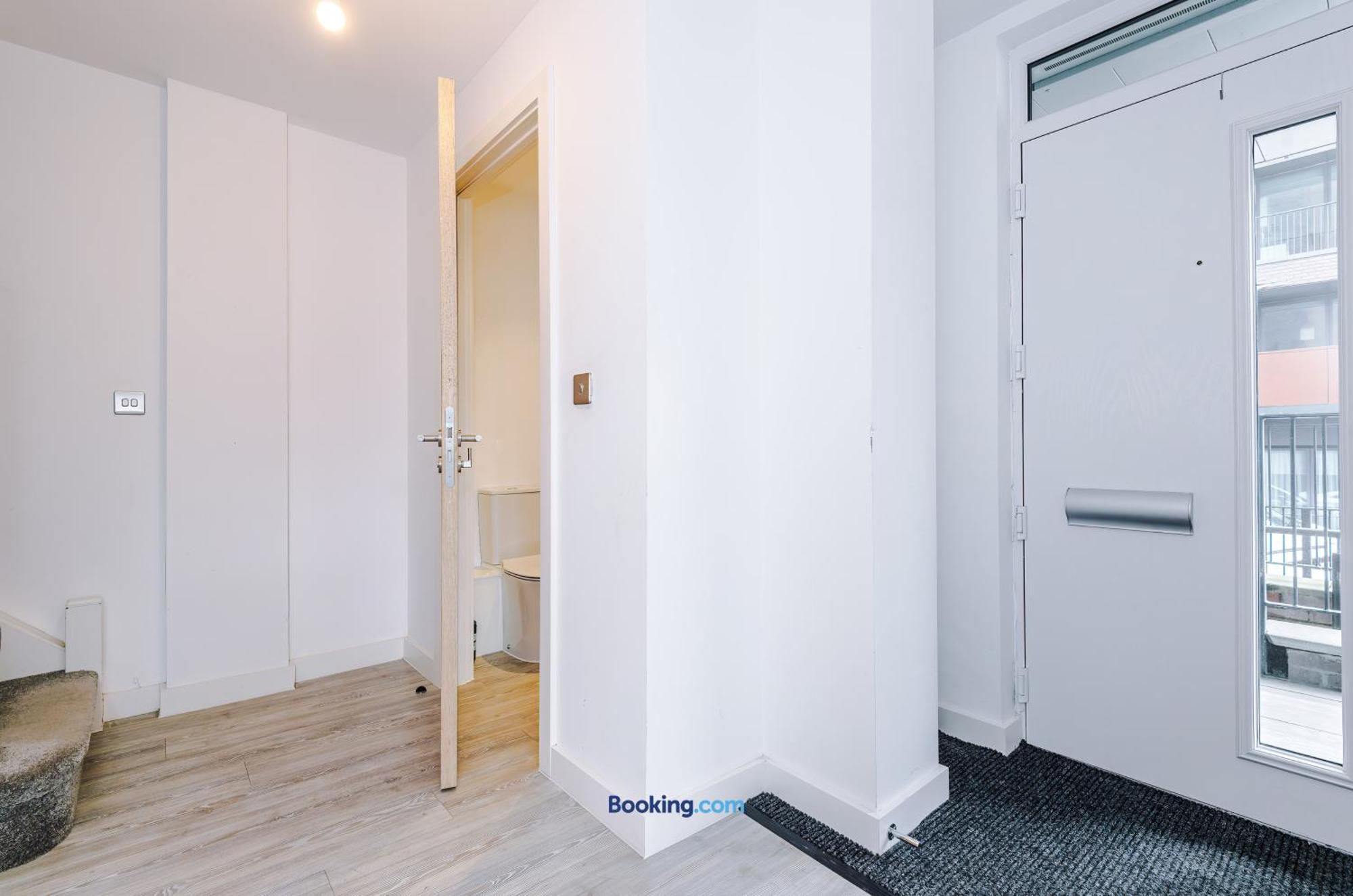 Apartment Modern 2 Bed With Balcony By Host A *