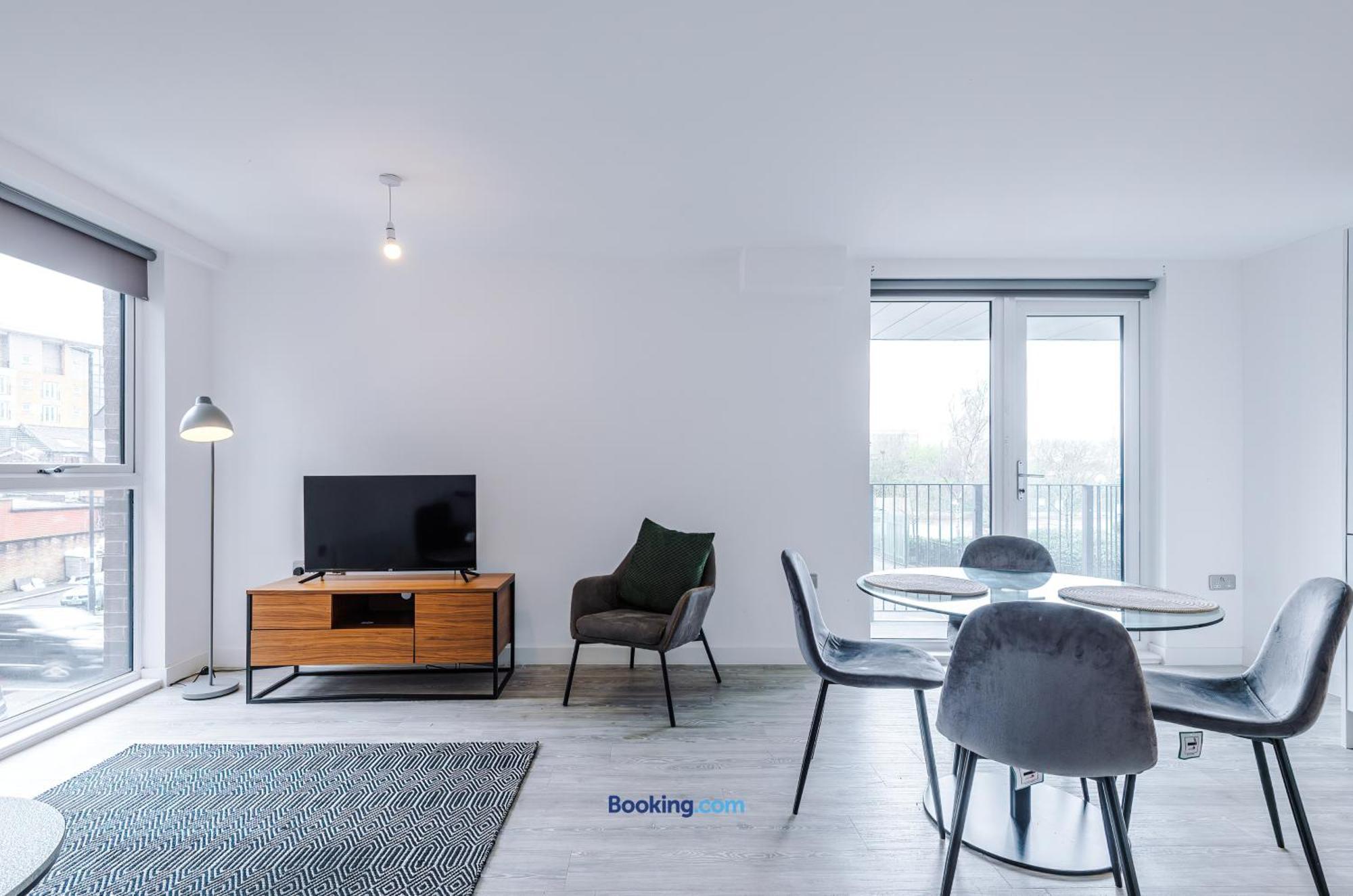 Modern 2 Bed With Balcony By Host A Apartment Manchester