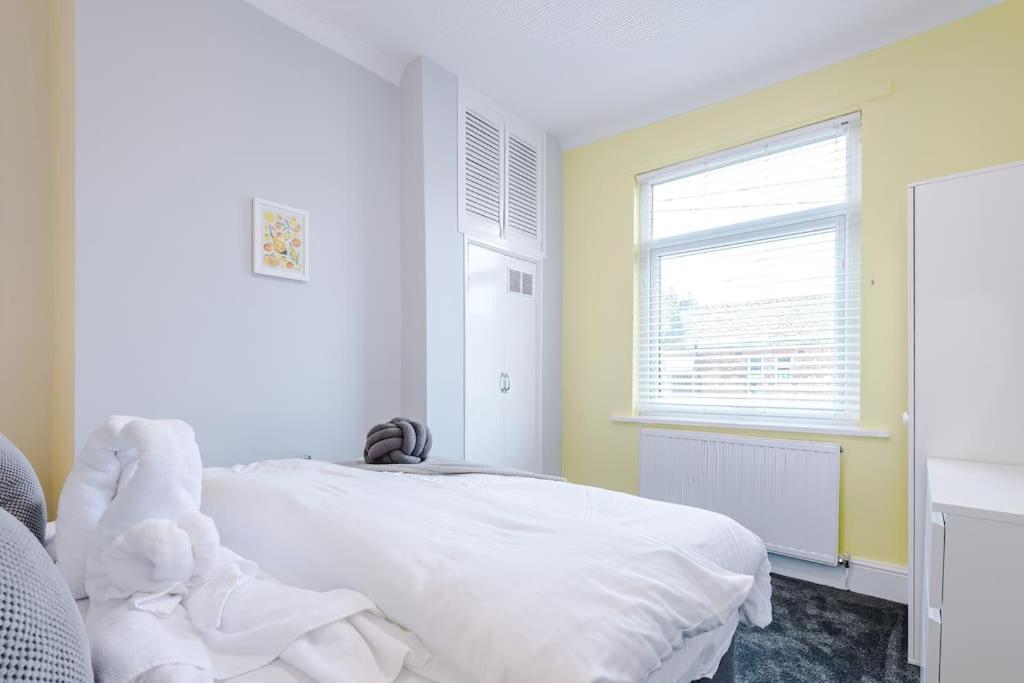 Stunning Three Bedroom House In Manchester By Eason Stays, Accommodation For Oasis Reunion, Ideal For Trips To Etihad Stadium And Coop Live Arena, With Free Parking For Two Cars! Holiday home *