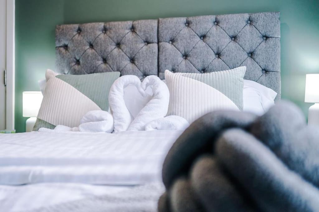 Stunning Three Bedroom House In Manchester By Eason Stays, Accommodation For Oasis Reunion, Ideal For Trips To Etihad Stadium And Coop Live Arena, With Free Parking For Two Cars!