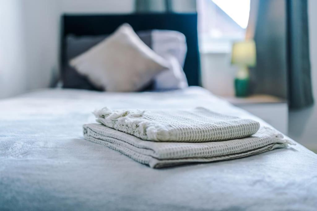 Sleeps 7, Stunning Home, Free Parking, Perfect For Groups, Long Term Disc Apartment *