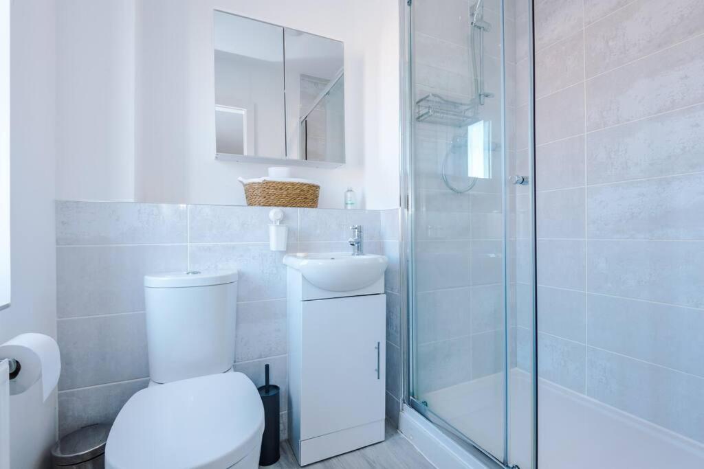 Sleeps 7, Stunning Home, Free Parking, Perfect For Groups, Long Term Disc Manchester
