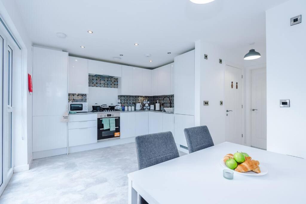 Sleeps 7, Stunning Home, Free Parking, Perfect For Groups, Long Term Disc Apartment *