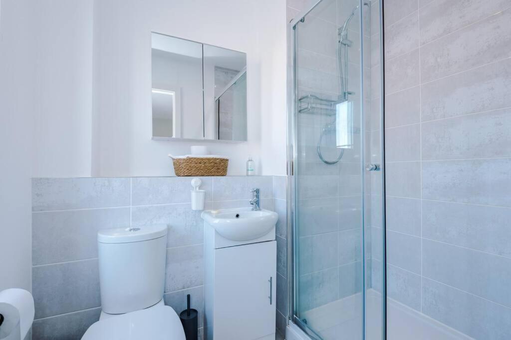 Sleeps 7, Stunning Home, Free Parking, Perfect For Groups, Long Term Disc * Manchester
