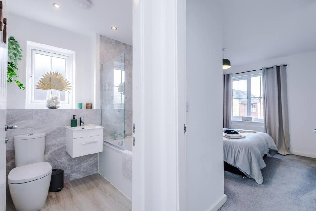 Sleeps 7, Stunning Home, Free Parking, Perfect For Groups, Long Term Disc *