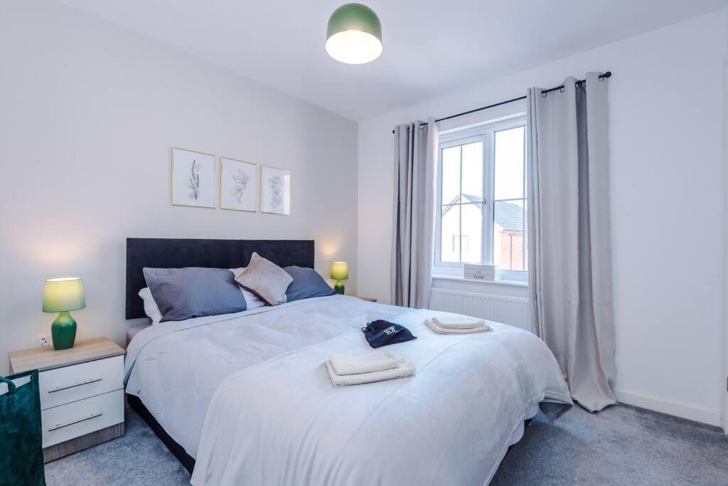 Sleeps 7, Stunning Home, Free Parking, Perfect For Groups, Long Term Disc