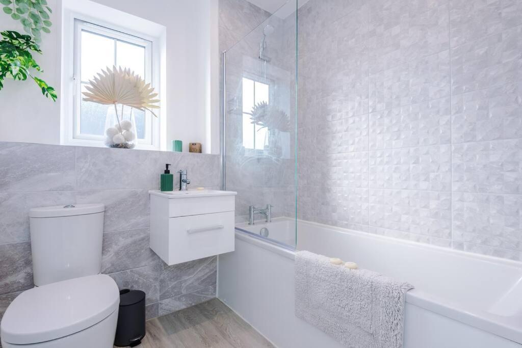 Sleeps 7, Stunning Home, Free Parking, Perfect For Groups, Long Term Disc Manchester