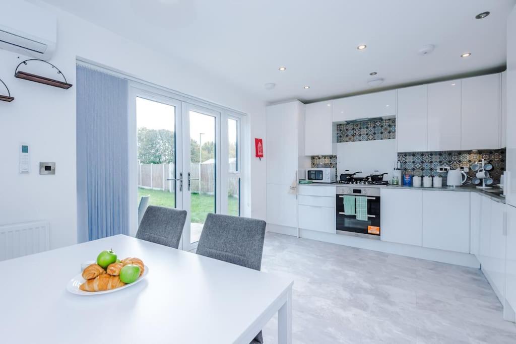 Sleeps 7, Stunning Home, Free Parking, Perfect For Groups, Long Term Disc