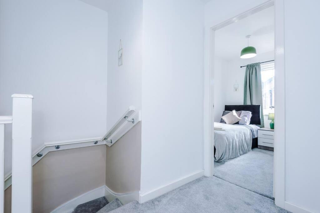 Apartment Sleeps 7, Stunning Home, Free Parking, Perfect For Groups, Long Term Disc