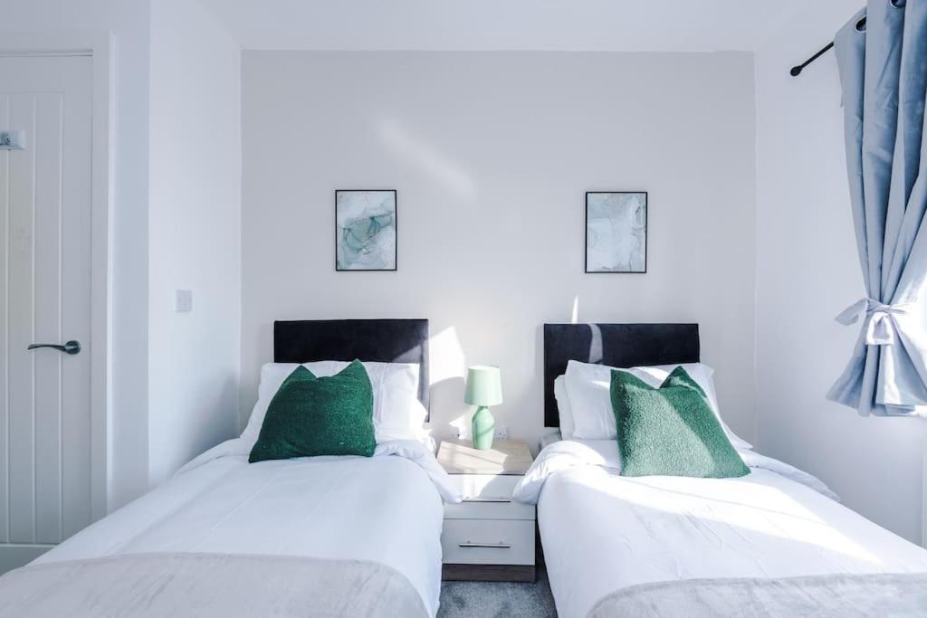 Sleeps 7, Stunning Home, Free Parking, Perfect For Groups, Long Term Disc Manchester