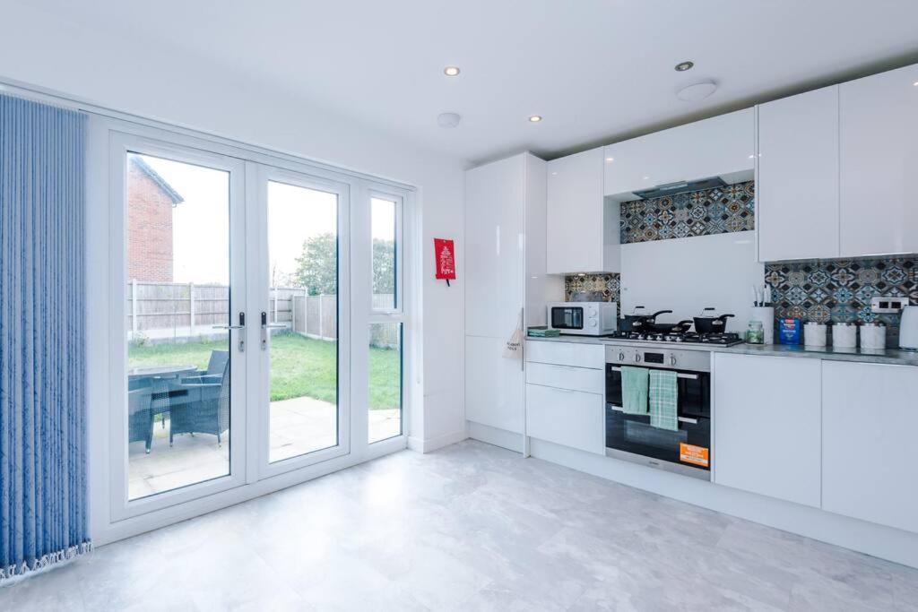 Sleeps 7, Stunning Home, Free Parking, Perfect For Groups, Long Term Disc * Manchester