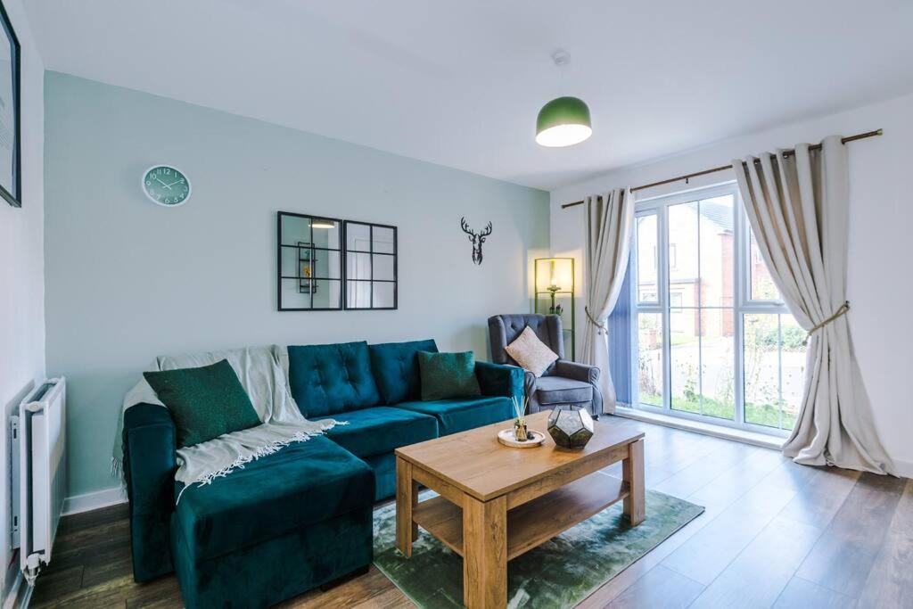 Sleeps 7, Stunning Home, Free Parking, Perfect For Groups, Long Term Disc *