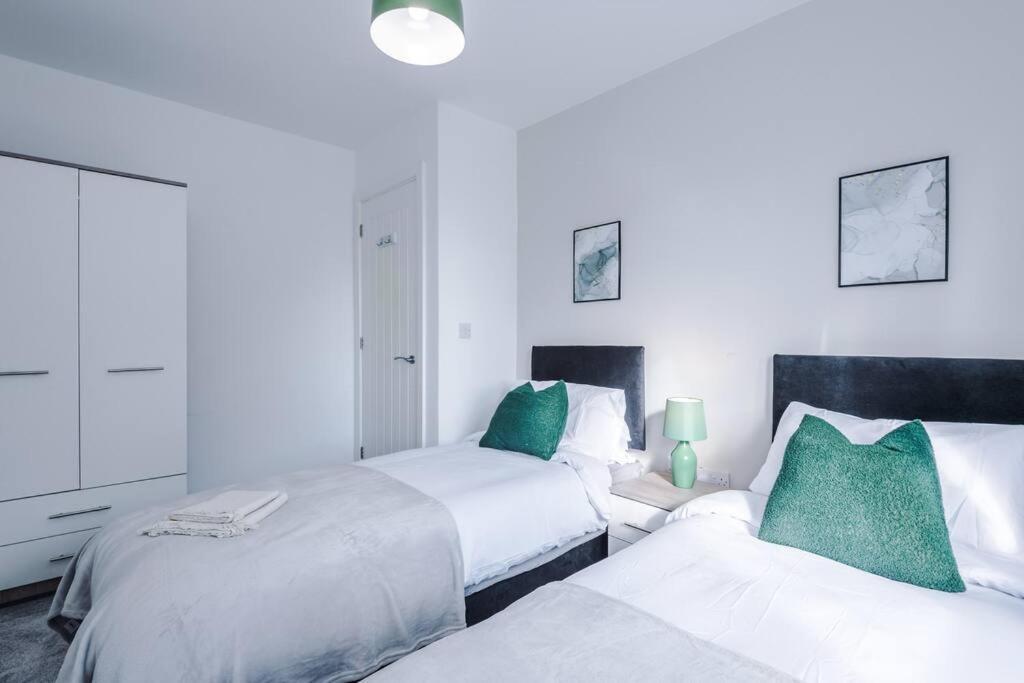 Sleeps 7, Stunning Home, Free Parking, Perfect For Groups, Long Term Disc Apartment