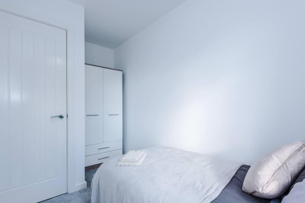Sleeps 7, Stunning Home, Free Parking, Perfect For Groups, Long Term Disc