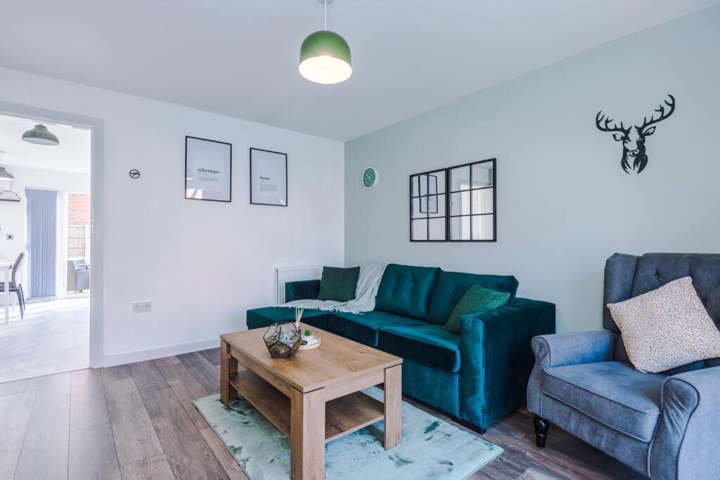 Sleeps 7, Stunning Home, Free Parking, Perfect For Groups, Long Term Disc * Manchester