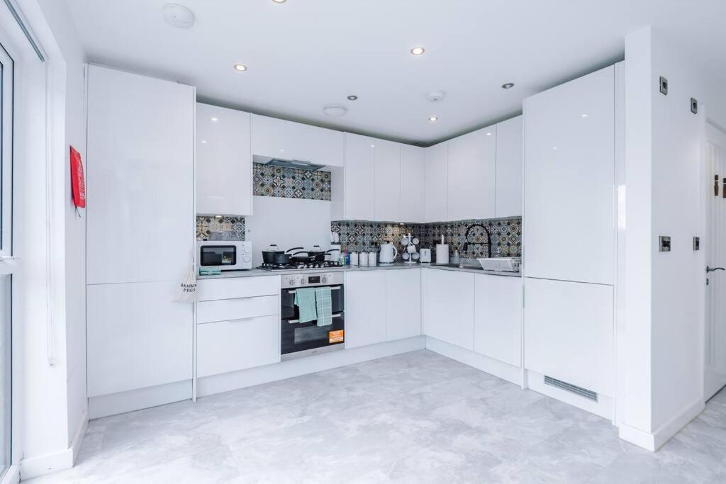 Sleeps 7, Stunning Home, Free Parking, Perfect For Groups, Long Term Disc *