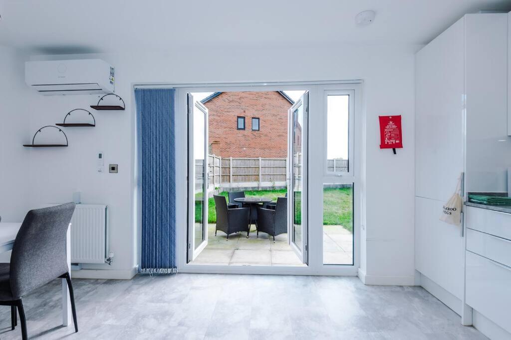 Apartment Sleeps 7, Stunning Home, Free Parking, Perfect For Groups, Long Term Disc Manchester