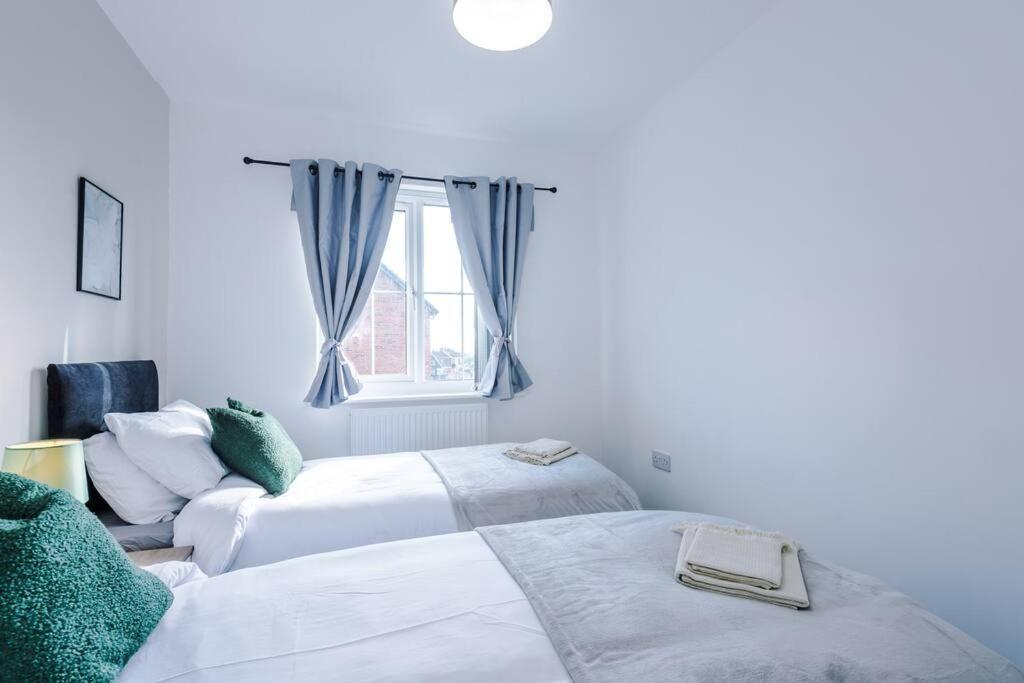 Sleeps 7, Stunning Home, Free Parking, Perfect For Groups, Long Term Disc *