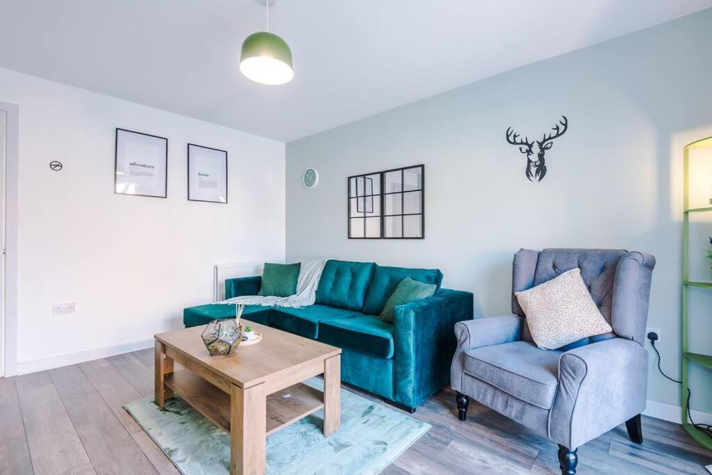 Apartment Sleeps 7, Stunning Home, Free Parking, Perfect For Groups, Long Term Disc *