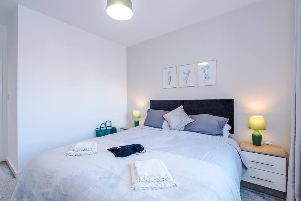 Sleeps 7, Stunning Home, Free Parking, Perfect For Groups, Long Term Disc Apartment