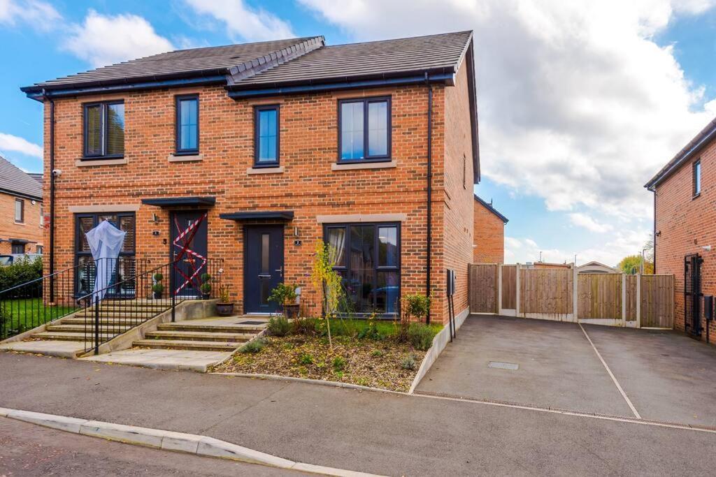 Sleeps 7, Stunning Home, Free Parking, Perfect For Groups, Long Term Disc * Manchester
