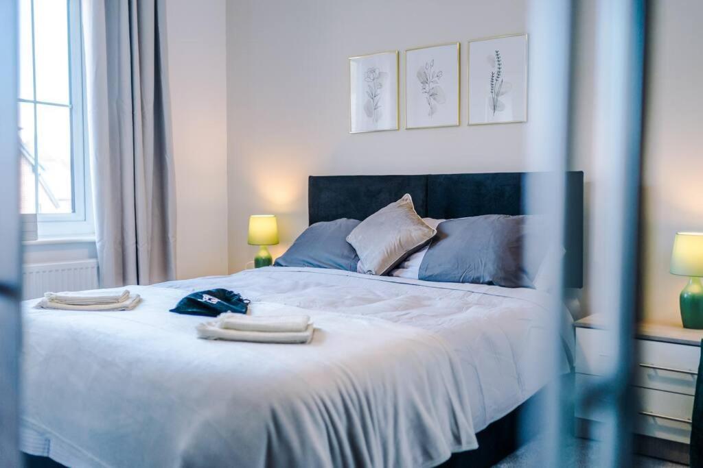 Sleeps 7, Stunning Home, Free Parking, Perfect For Groups, Long Term Disc Apartment