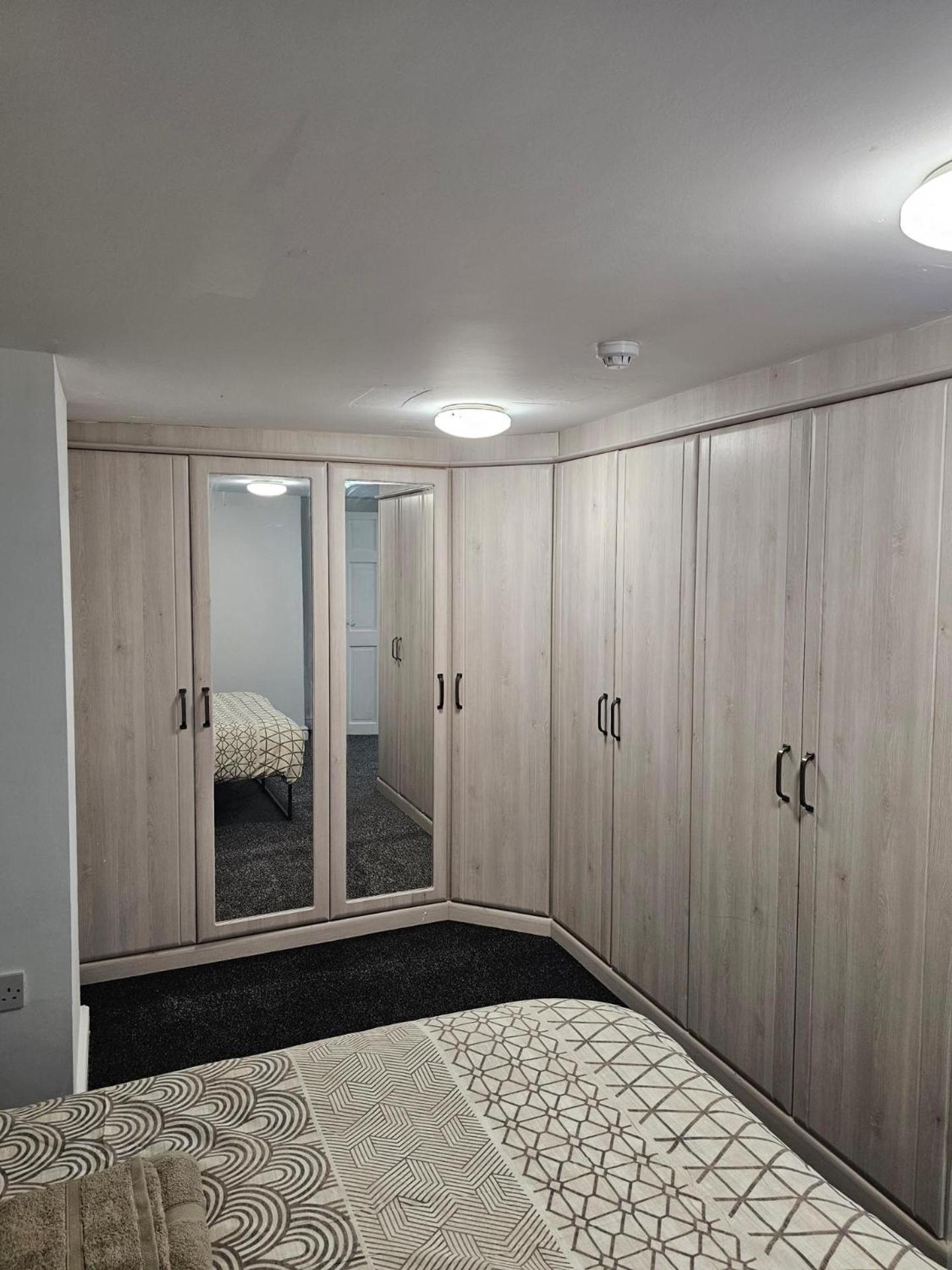 Basement Near City Centre Apartment *