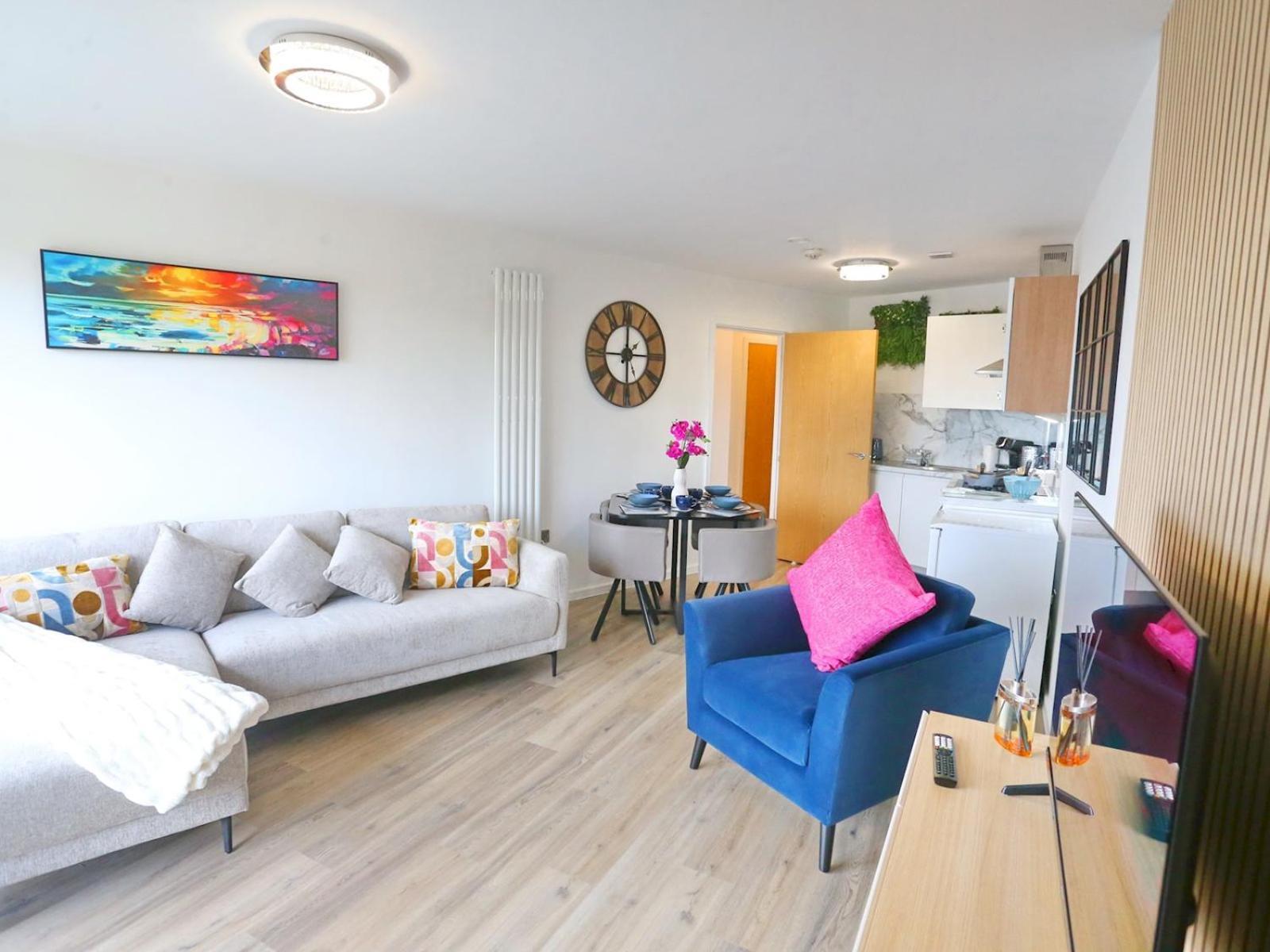 Apartment New Refurb Mins From Coop Man Park For Free Pass The Keys *