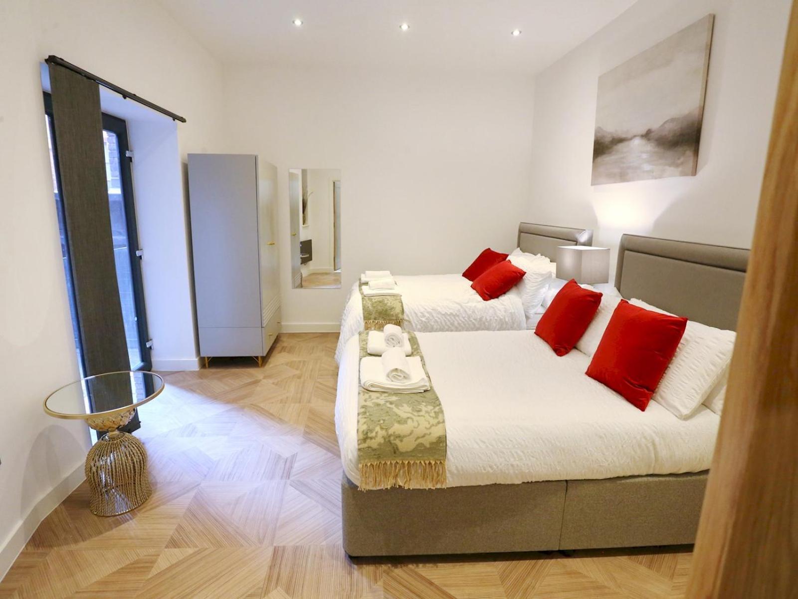 Pass The Keys Beautifully Restored 3 Bed Flat In Centre Apartment *