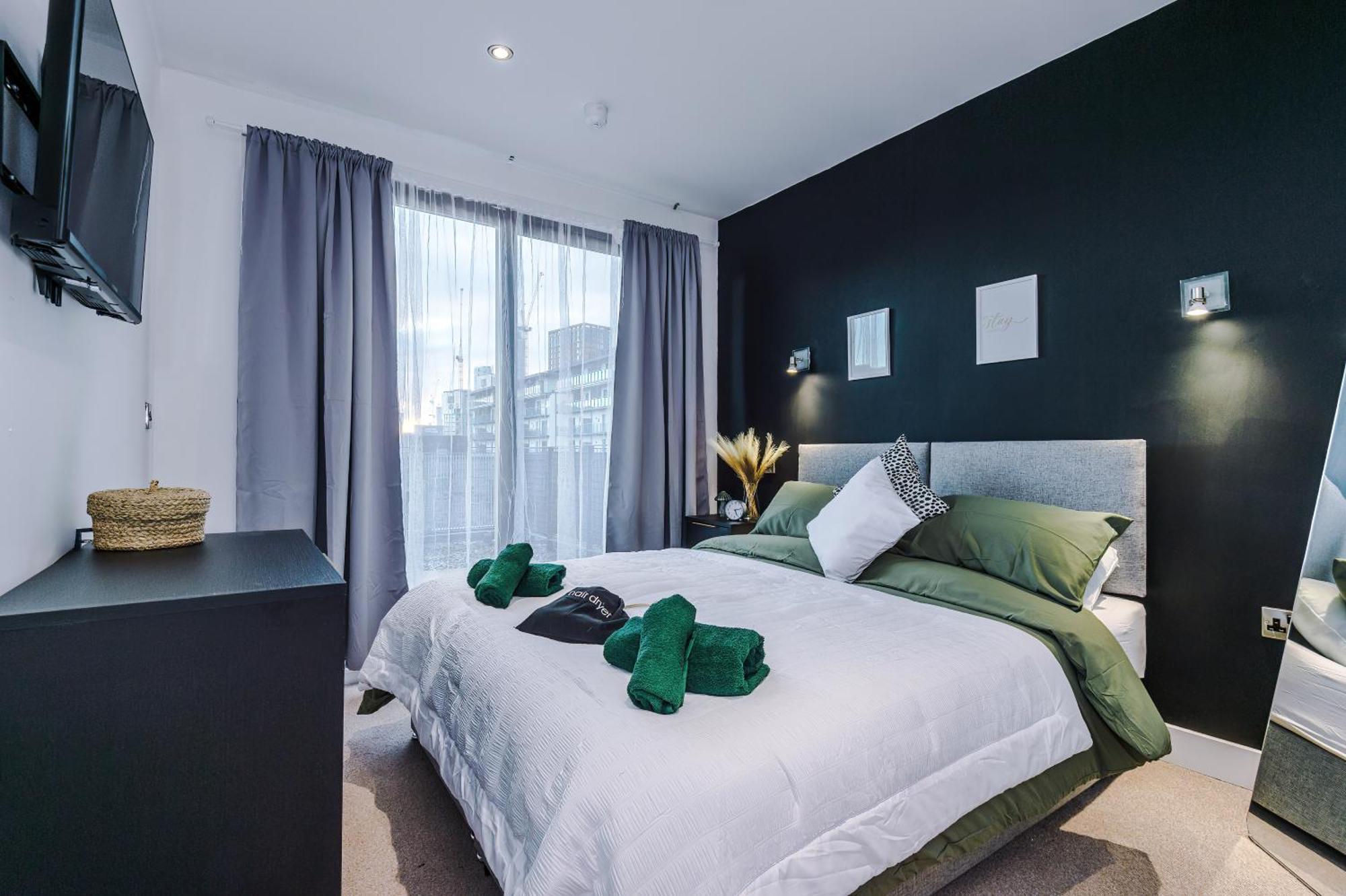 Apartment Sleeps 8, Duplex Apartment, Pool Table, Balcony X2, Long Term Disc, Perfect For Groups Manchester