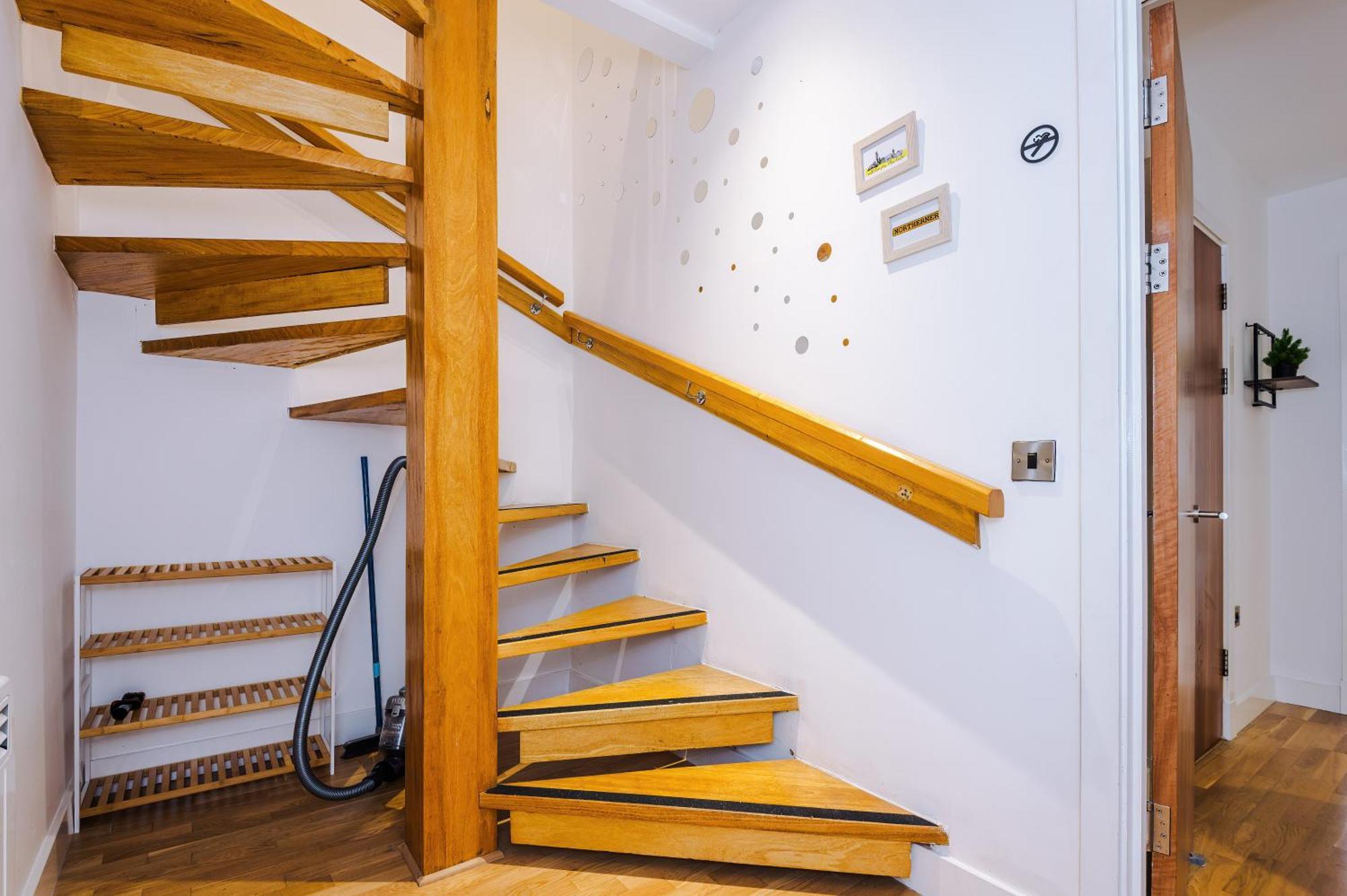 Sleeps 8, Duplex Apartment, Pool Table, Balcony X2, Long Term Disc, Perfect For Groups * Manchester
