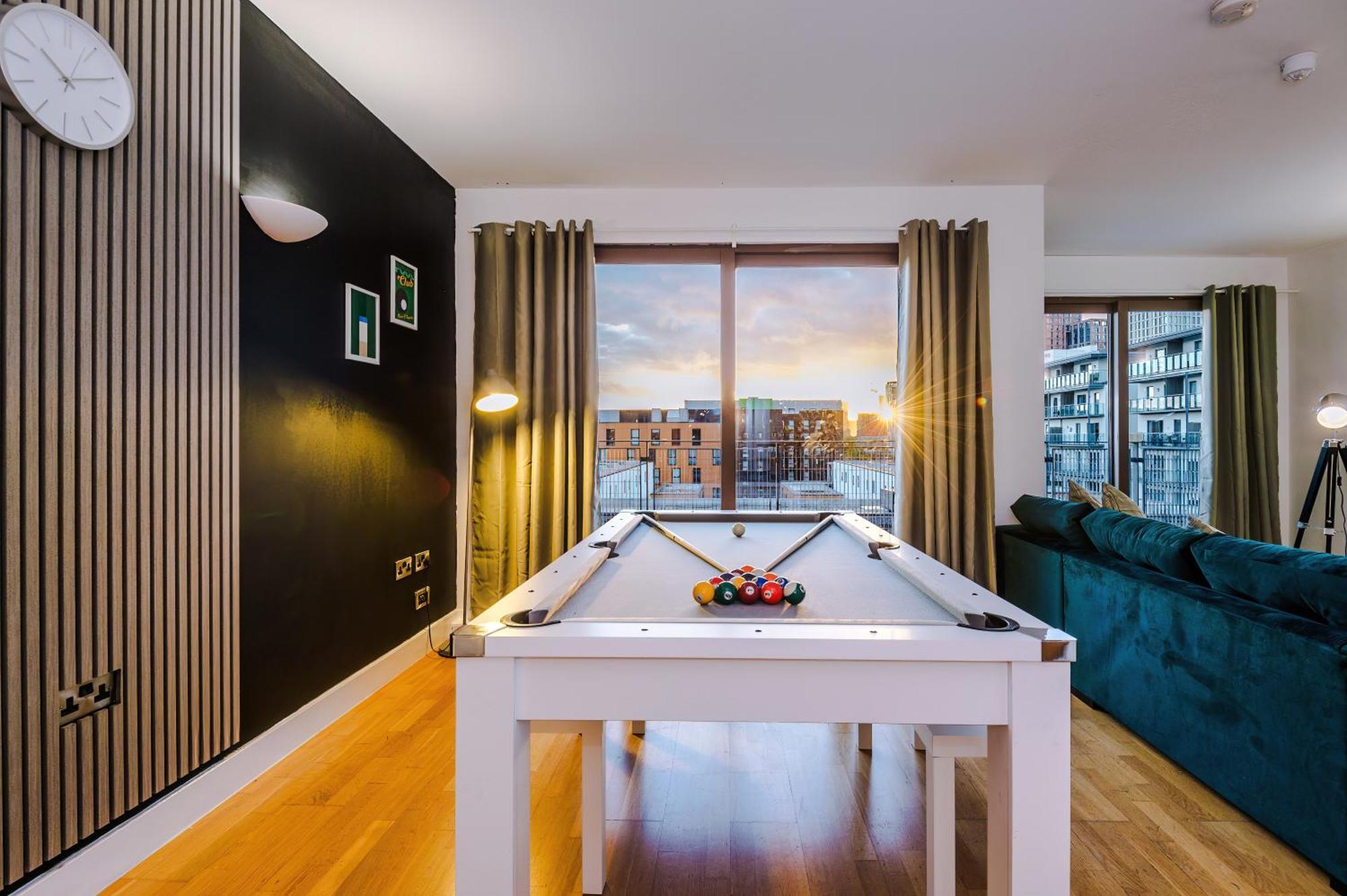 Sleeps 8, Duplex Apartment, Pool Table, Balcony X2, Long Term Disc, Perfect For Groups Apartment *