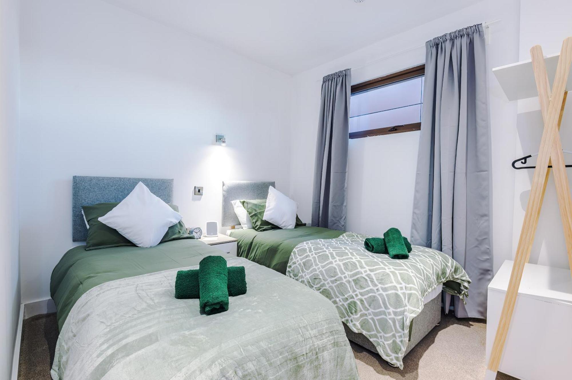 Sleeps 8, Duplex Apartment, Pool Table, Balcony X2, Long Term Disc, Perfect For Groups Apartment