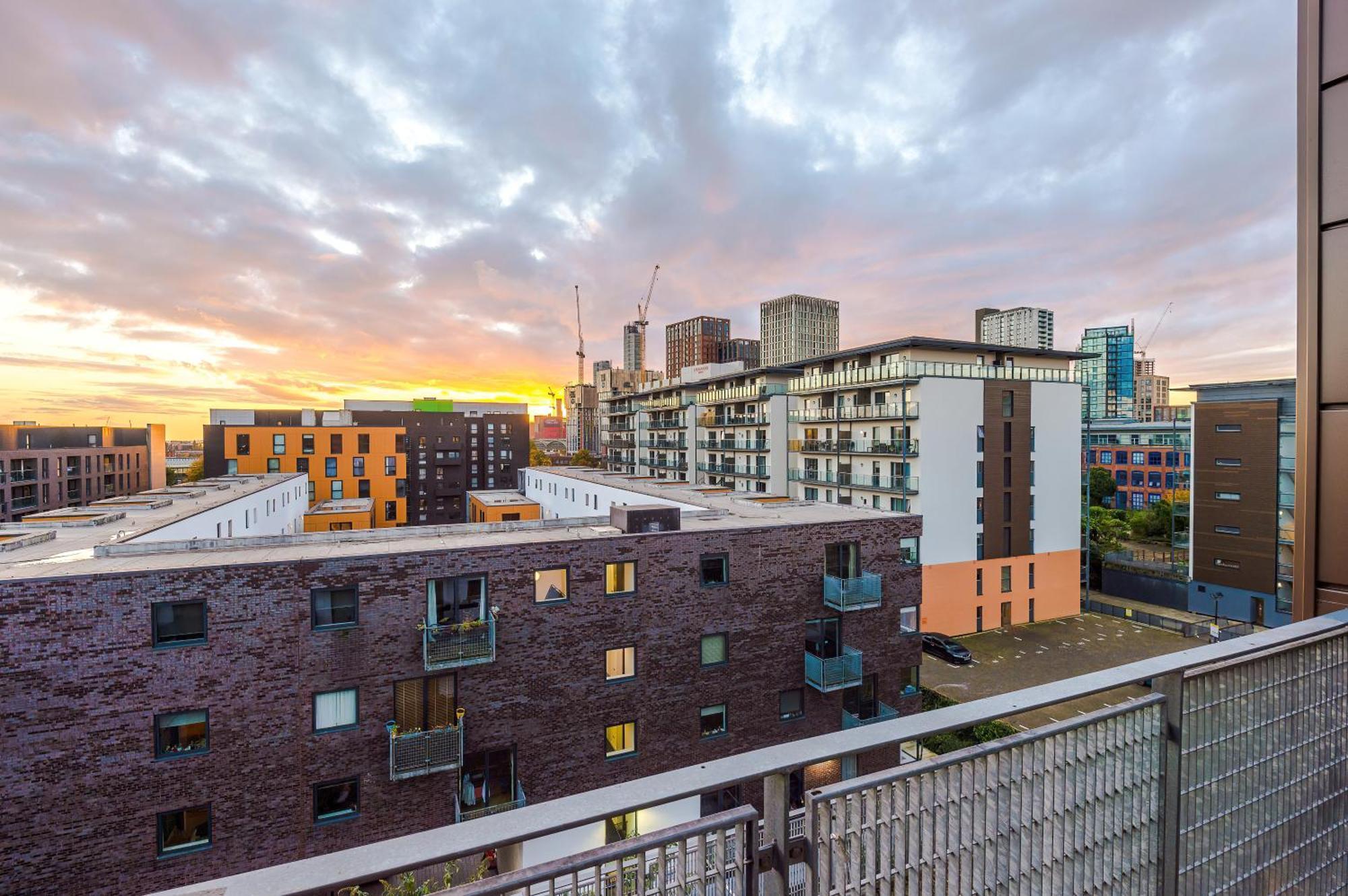 Apartment Sleeps 8, Duplex Apartment, Pool Table, Balcony X2, Long Term Disc, Perfect For Groups *